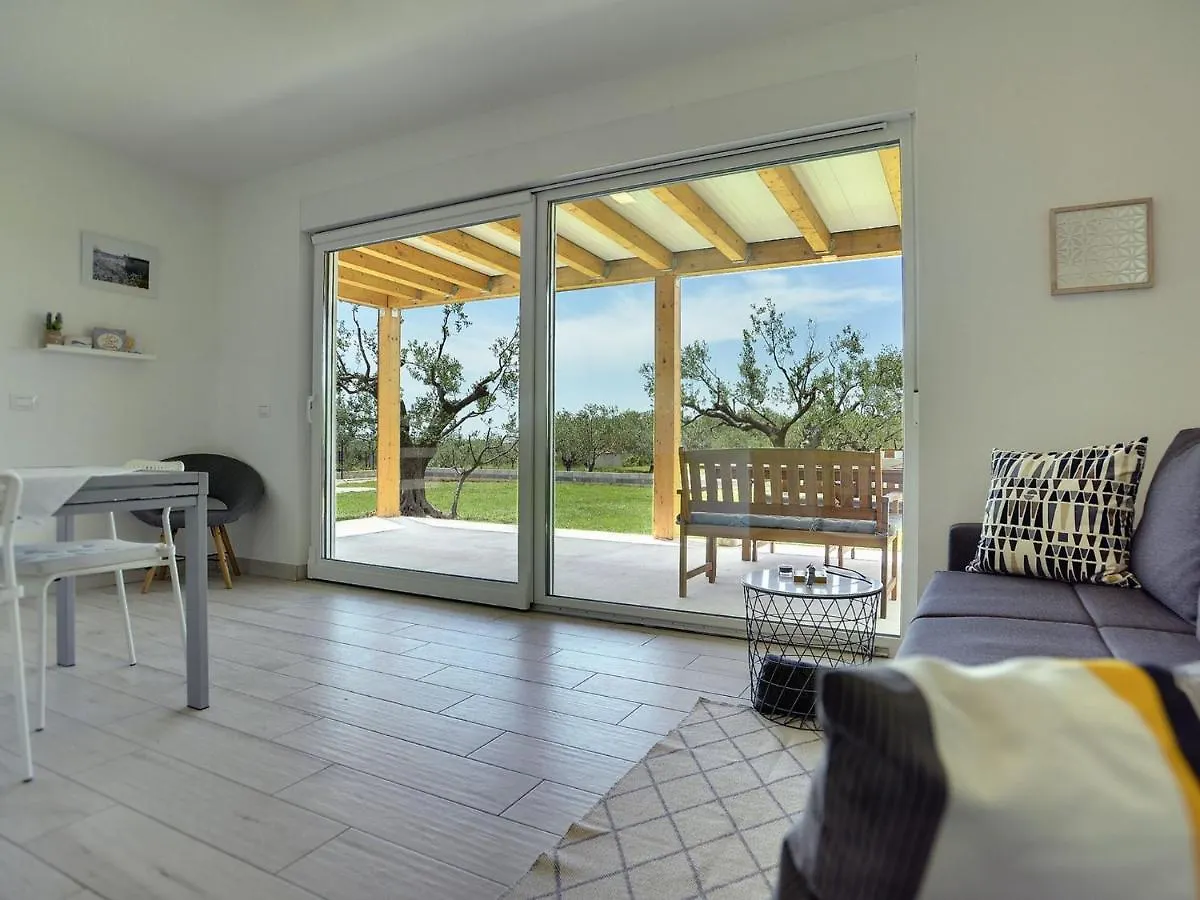 Modern Holiday Home With Enclosed Garden Fazana