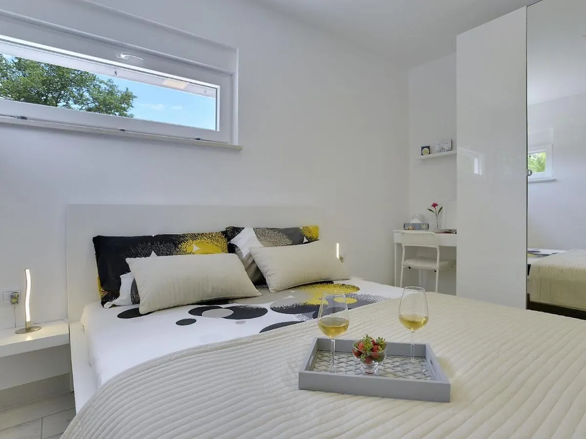 Modern Holiday Home With Enclosed Garden Fazana