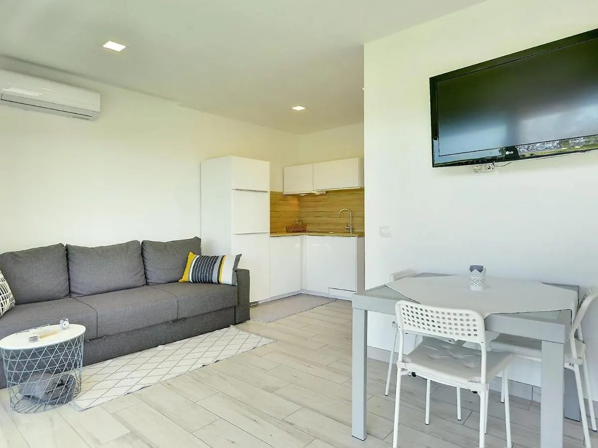 Modern Holiday Home With Enclosed Garden Fazana